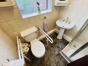 Shower room- click for photo gallery